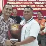 Risvirenol (kanan) saat masih menjabat sebagai Ketua KPU Sulteng menyerahkan Model D hasil tingkat provinsi kepada Ketua Bawaslu Sulteng Nasrun (kiri). (©Humas KPU Sulteng)