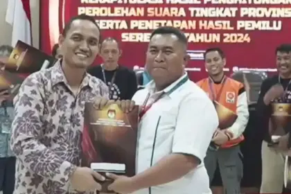 Risvirenol (kanan) saat masih menjabat sebagai Ketua KPU Sulteng menyerahkan Model D hasil tingkat provinsi kepada Ketua Bawaslu Sulteng Nasrun (kiri). (©Humas KPU Sulteng)
