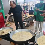 Deputi Bidang Usaha Mikro Kementerian UMKM Muhammad Riza Adha Damanik menggoreng bawang goreng di sentra bawang boreng Mbok Sri di Palu, Senin (22/9/2025). (©bmzIMAGES/basri marzuki)