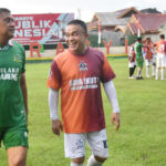 Kasdam XXIII/Palaka Wira Brigjen TNI Agus Sasmita bersama Wali Kota Palu, Hadianto Rasyid pada pertandingan persahabatan di Lpaangan Faqih Rasyid, Palu, Sabtu (6/9/2025). (©Pendam 23/PW)