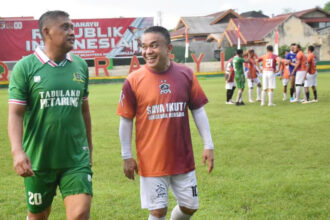Kasdam XXIII/Palaka Wira Brigjen TNI Agus Sasmita bersama Wali Kota Palu, Hadianto Rasyid pada pertandingan persahabatan di Lpaangan Faqih Rasyid, Palu, Sabtu (6/9/2025). (©Pendam 23/PW)
