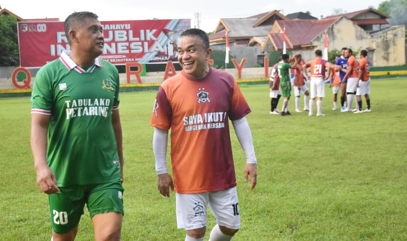 Kasdam XXIII/Palaka Wira Brigjen TNI Agus Sasmita bersama Wali Kota Palu, Hadianto Rasyid pada pertandingan persahabatan di Lpaangan Faqih Rasyid, Palu, Sabtu (6/9/2025). (©Pendam 23/PW)
