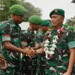 Pangdam XXIII/Palaka Wira Mayjen TNI Jonathan Binsar Parluhutan Sianipar saat tiba di Makodam XXIII/PW di Palu, Senin (1/9/2025). (©Pendam XXIII/PW)