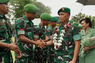 Pangdam XXIII/Palaka Wira Mayjen TNI Jonathan Binsar Parluhutan Sianipar saat tiba di Makodam XXIII/PW di Palu, Senin (1/9/2025). (©Pendam XXIII/PW)