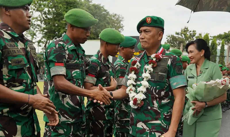 Pangdam XXIII/Palaka Wira Mayjen TNI Jonathan Binsar Parluhutan Sianipar saat tiba di Makodam XXIII/PW di Palu, Senin (1/9/2025). (©Pendam XXIII/PW)
