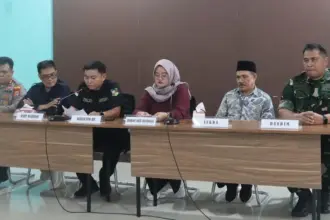 Konfrensi pers penanganan kasus keracunan MBG di Salakan, Bangkep, Sabtu (20/9/2025). (©Humas Polres Bangkep)
