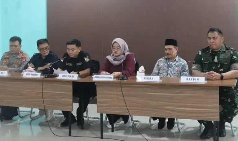 Konfrensi pers penanganan kasus keracunan MBG di Salakan, Bangkep, Sabtu (20/9/2025). (©Humas Polres Bangkep)