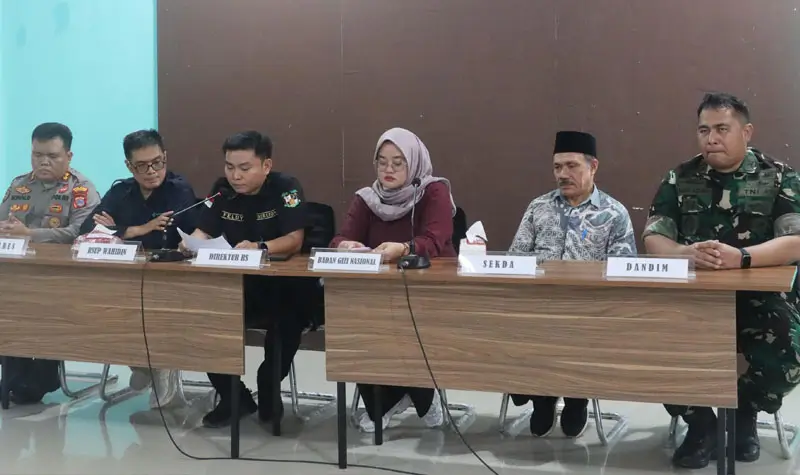Konfrensi pers penanganan kasus keracunan MBG di Salakan, Bangkep, Sabtu (20/9/2025). (©Humas Polres Bangkep)