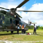 Dukungan medis dugaan keracunan MBG menggunakan helikotper TNI AU tiba di Salakan Bangkep, Sabtu (20/9/2025). (©HUmas BGN)