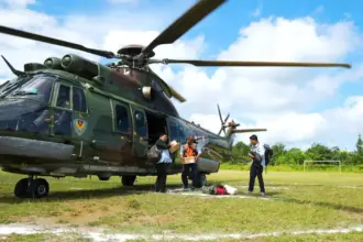 Dukungan medis dugaan keracunan MBG menggunakan helikotper TNI AU tiba di Salakan Bangkep, Sabtu (20/9/2025). (©HUmas BGN)