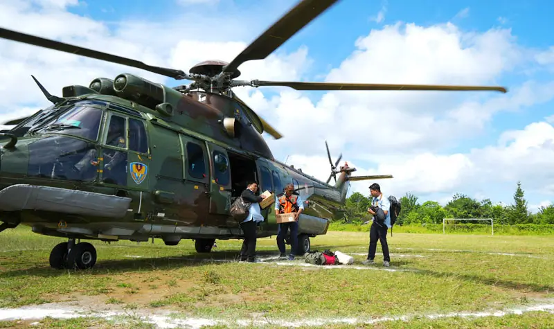 Dukungan medis dugaan keracunan MBG menggunakan helikotper TNI AU tiba di Salakan Bangkep, Sabtu (20/9/2025). (©HUmas BGN)