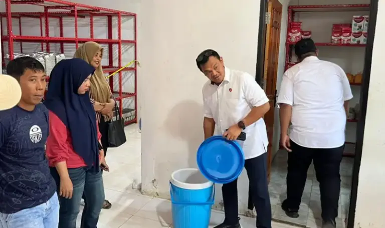 Tim Bareskrim Polri di SPPG MBG di Salakan bangkep, Rabu (24/9/2025). (©BGN)