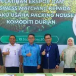 Kepala OJK Sulteng Bonny Hardi Putra (ketiga kiri) beroto bersama parapeserta pelatihan, Rabu (10/9/2025). (©OJK Sulteng)