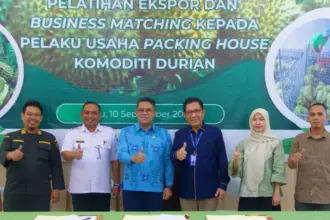 Kepala OJK Sulteng Bonny Hardi Putra (ketiga kiri) beroto bersama parapeserta pelatihan, Rabu (10/9/2025). (©OJK Sulteng)