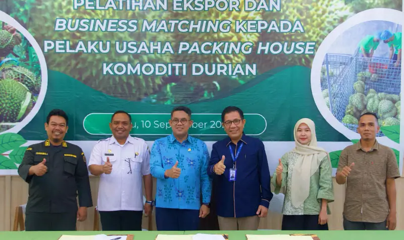 Kepala OJK Sulteng Bonny Hardi Putra (ketiga kiri) beroto bersama parapeserta pelatihan, Rabu (10/9/2025). (©OJK Sulteng)