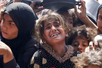 Seorang gadis Palestina berkumpul untuk menerima makanan yang dimasak oleh dapur amal, di Khan Younis, Jalur Gaza selatan, Palestina, 29 April 2025. (©Reuters/dailysabah.com)