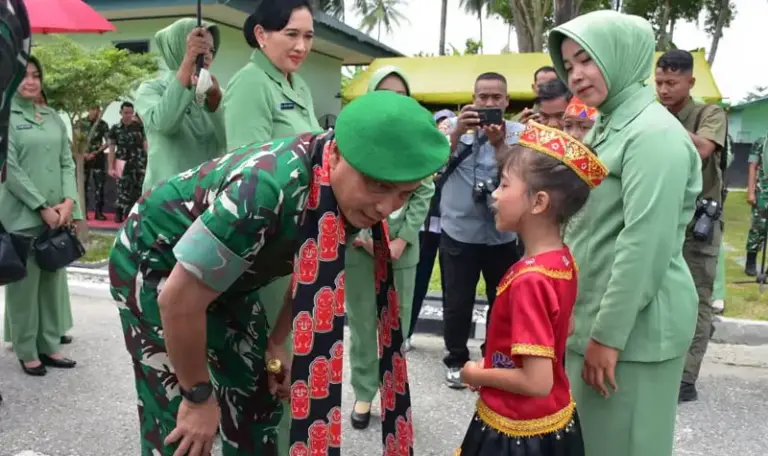 Seorang anak membisikkan sesuatu kepada Pangdam XXIII/Palaka Wira setibanya di Markas Yonif 714/Sintuwu Maroso, Poso, Selasa (23/9/2025). (©Pendam 23/PW)