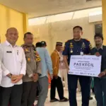 Penyerahan Pas Kecil secara simbolis kepada nelayan di Donggala. (© Ist)