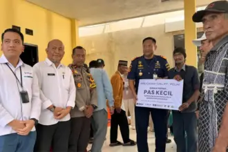 Penyerahan Pas Kecil secara simbolis kepada nelayan di Donggala. (© Ist)