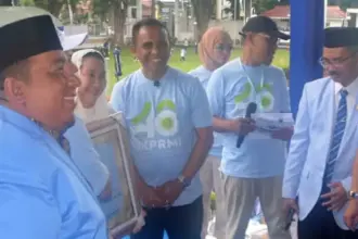 Wakil Wali Kota Palu, Imelda Liliana Muhidin (kedua kiri) bersama Gubernur Sulteng Anwar Hafid meneirma BKPRMI Awards di peringatan Milad BKPRMI di Halaman kantior Gubernur Sulteng, Minggu (14/9/2025). (©Prokopim Setda Kota Palu/Imron)