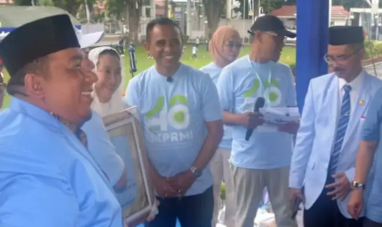 Wakil Wali Kota Palu, Imelda Liliana Muhidin (kedua kiri) bersama Gubernur Sulteng Anwar Hafid meneirma BKPRMI Awards di peringatan Milad BKPRMI di Halaman kantior Gubernur Sulteng, Minggu (14/9/2025). (©Prokopim Setda Kota Palu/Imron)
