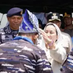 Wakil Wali KOta Palu Imelda Liliana Muhidin memakaikan siga kepada Satgas Operasi Trisila III-25 Koamarda saat tiba di Pangkalan TNI AL, Watusampu Palu, Minggu (14/9/2025). (©Prokpoim Setda Kota Palu/Jufri)