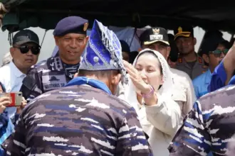 Wakil Wali KOta Palu Imelda Liliana Muhidin memakaikan siga kepada Satgas Operasi Trisila III-25 Koamarda saat tiba di Pangkalan TNI AL, Watusampu Palu, Minggu (14/9/2025). (©Prokpoim Setda Kota Palu/Jufri)