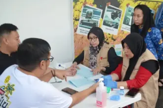 Wawali Imleda melihat langsung donor darah yang dinisiasi RSUD Anutapura dalam program Sejuta Doah, Rabu (17/9/2025). (©Prokopim Setda Kota Palu/Imron)