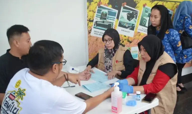 Wawali Imleda melihat langsung donor darah yang dinisiasi RSUD Anutapura dalam program Sejuta Doah, Rabu (17/9/2025). (©Prokopim Setda Kota Palu/Imron)