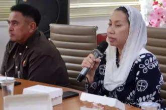 Wawali Kota Palu Imelda Liliana Muhidin pada rapat rencana penertiban UMKM di Jalan Untad 1 bersama Rekotr Untad Prof Amar, Kamis (18/9/2025). (©Prokopim Setda Koat Palu/Imron)