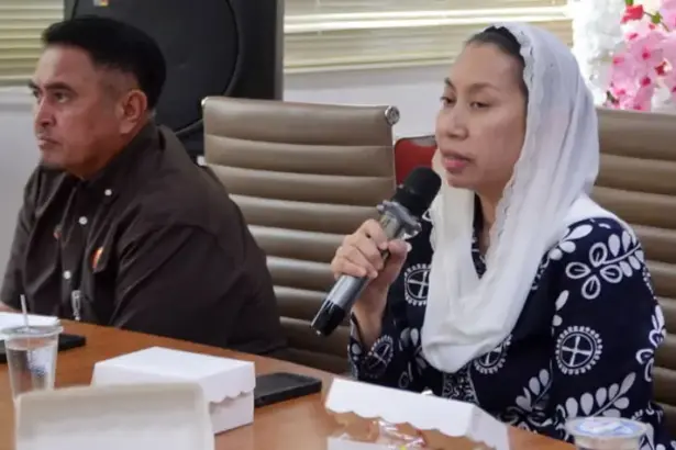 Wawali Kota Palu Imelda Liliana Muhidin pada rapat rencana penertiban UMKM di Jalan Untad 1 bersama Rekotr Untad Prof Amar, Kamis (18/9/2025). (©Prokopim Setda Koat Palu/Imron)