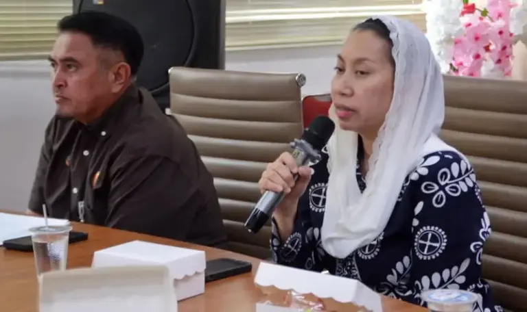 Wawali Kota Palu Imelda Liliana Muhidin pada rapat rencana penertiban UMKM di Jalan Untad 1 bersama Rekotr Untad Prof Amar, Kamis (18/9/2025). (©Prokopim Setda Koat Palu/Imron)