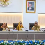 Wagub Sulteng Reny A. ALamdjido memimpin rapat persiapan layanan penerbangan internasional Bandara Mutiara SIs Aljufri, Selasa (16/9/2025). (©Prokopim Setda Kota Palu/Imron)
