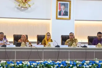 Wagub Sulteng Reny A. ALamdjido memimpin rapat persiapan layanan penerbangan internasional Bandara Mutiara SIs Aljufri, Selasa (16/9/2025). (©Prokopim Setda Kota Palu/Imron)