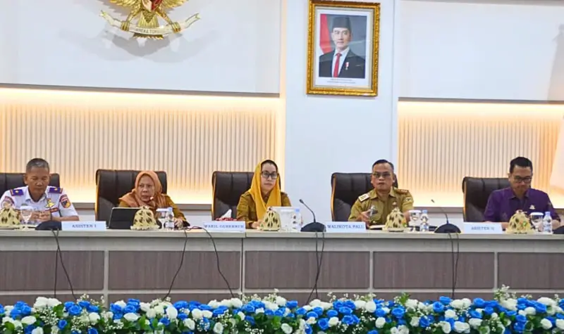Wagub Sulteng Reny A. ALamdjido memimpin rapat persiapan layanan penerbangan internasional Bandara Mutiara SIs Aljufri, Selasa (16/9/2025). (©Prokopim Setda Kota Palu/Imron)