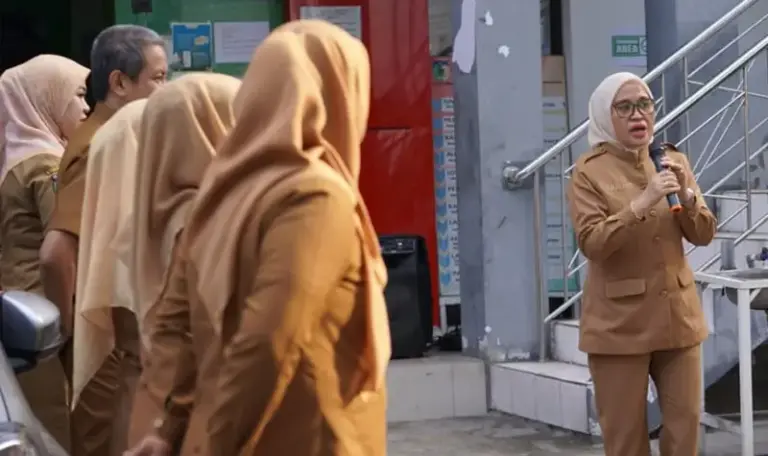 Sekda Kota Palu, Irmayanti menyampaikan arahan pada apel pagi di Disdukcapil Kota Palu, Selasa (23/9/2025). (©Prokopim Setda Kota Palu/Iwan)