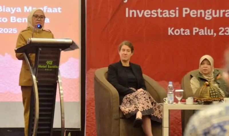 Sekda Kota Palu, Irmayanti menyampaikan sambutan apada diseminasi Hasil Kajian dan Pedoman Analisis Biaya Manfaat Investasi Pengurangan Risiko Bencana di Palu, Selasa (23/9/2025). (©Prokopim Setda Kota Palu/Imron)