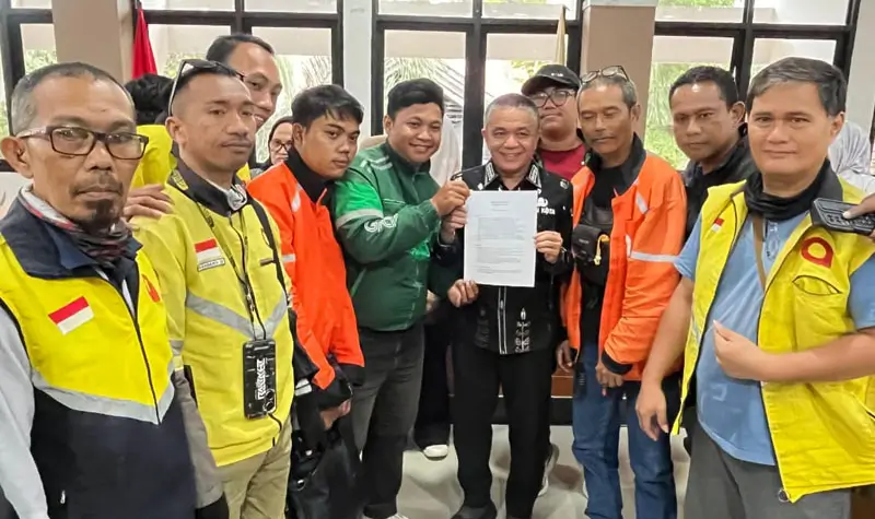 Wali Kota Palu Hadianto Rasyid (tengah) bersama sejumlah pengemudi ojek online, Kamis (4/9/2025). (©Prokopim Setda Kota Palu)