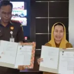 Kejari Palu Palu Mohammad Rohmad bersama Wawali Imelda menunjukkan nahkah kesepakatan sanksi sosial, Senin (15/9/2025). (©Prokopim Setda Kota Palu/Imron)