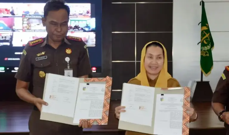 Kejari Palu Palu Mohammad Rohmad bersama Wawali Imelda menunjukkan nahkah kesepakatan sanksi sosial, Senin (15/9/2025). (©Prokopim Setda Kota Palu/Imron)