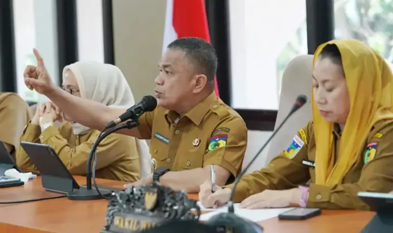 Wali Kota Palu memimpin rapat penanganan stunting yang naik di Palu, Senin (22/9/2025). (©Prokopim Setda Kota Palu/Iwan)