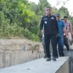 Wali Kota Palu, Hadainto Rasyid meninjau aliran air sungai Kawatuna, Jumat (19/9/2025). (©Prokopim Setda Kota Palu/Imron)