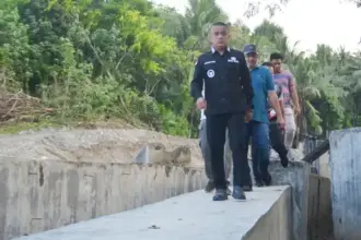 Wali Kota Palu, Hadainto Rasyid meninjau aliran air sungai Kawatuna, Jumat (19/9/2025). (©Prokopim Setda Kota Palu/Imron)