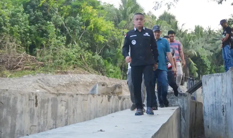 Wali Kota Palu, Hadainto Rasyid meninjau aliran air sungai Kawatuna, Jumat (19/9/2025). (©Prokopim Setda Kota Palu/Imron)