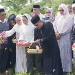 Wali Kota Hadianto rasyid dan Wawali Imelda Lilianan Muhidin menabur bunga saat ziarah korban bencana 28 September 2018 di Petobo. (© Prokopim Setda Kota Palu/Iwan)