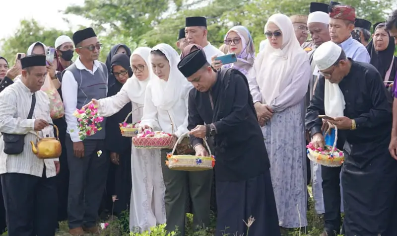 Wali Kota Hadianto rasyid dan Wawali Imelda Lilianan Muhidin menabur bunga saat ziarah korban bencana 28 September 2018 di Petobo. (© Prokopim Setda Kota Palu/Iwan)