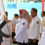 Ketua KORMI Kota Palu, Diah Pustita menerima pataka pada pelantikan pengurus KORMI Kota Palu periode 2025-2029 di Palu, Sabtu (13/9/2025). (©Prokopim Setda Kota Palu/Jufri)