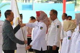 Ketua KORMI Kota Palu, Diah Pustita menerima pataka pada pelantikan pengurus KORMI Kota Palu periode 2025-2029 di Palu, Sabtu (13/9/2025). (©Prokopim Setda Kota Palu/Jufri)