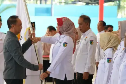 Ketua KORMI Kota Palu, Diah Pustita menerima pataka pada pelantikan pengurus KORMI Kota Palu periode 2025-2029 di Palu, Sabtu (13/9/2025). (©Prokopim Setda Kota Palu/Jufri)
