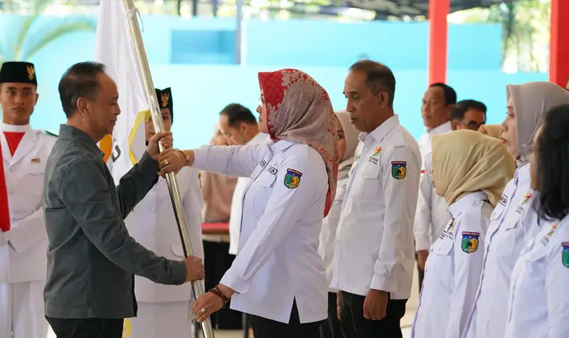 Ketua KORMI Kota Palu, Diah Pustita menerima pataka pada pelantikan pengurus KORMI Kota Palu periode 2025-2029 di Palu, Sabtu (13/9/2025). (©Prokopim Setda Kota Palu/Jufri)